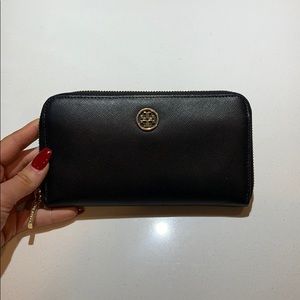 Tory Burch Robinson Zip Conventional Wallet